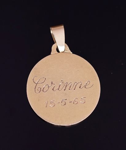 Baptismal medal in 18k yellow gold (750°/°°°)...