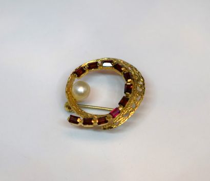 18K (750/°°) yellow gold swirl brooch centered...