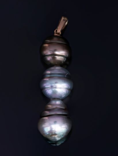 PENDANT with 3 Tahitian pearls of different...