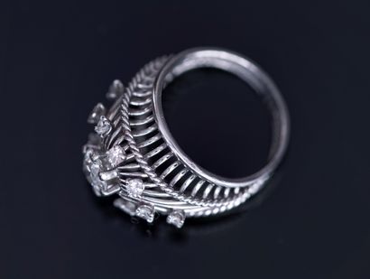 BAGUE en fils de platine formant un dôme...
