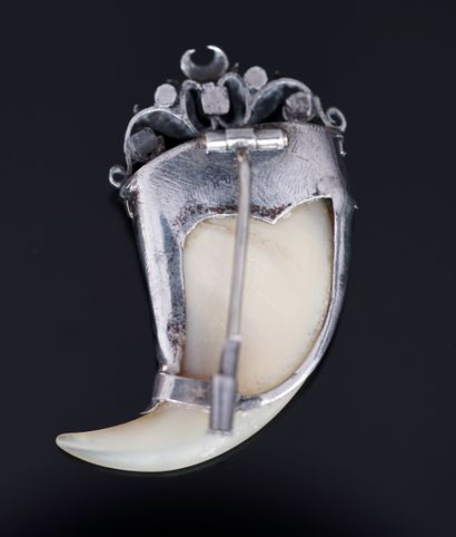 BRACKET formed by a claw, the setting in...