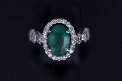 BAGUE en or gris 18k (750/°°) centrée d'une...