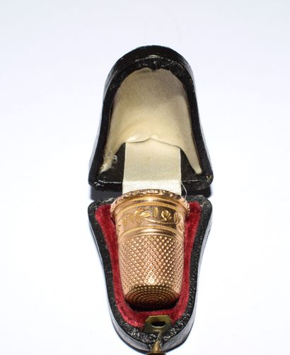 18K (750/°°) gold, chased and engraved, in...