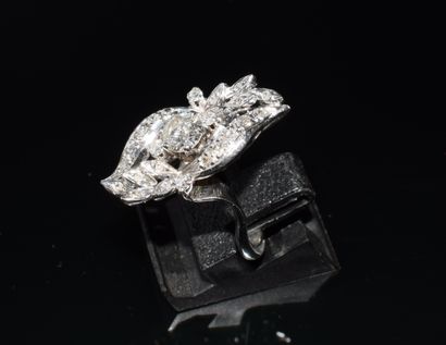 BAGUE en or blanc 18K (750/°°) marquise à...