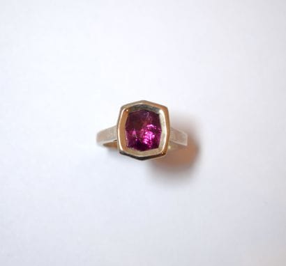 BAGUE en argent ornée d'un grenat rhodolite...