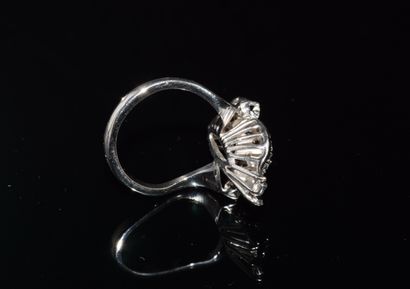 BAGUE en or blanc 18K (750/°°) marquise à...
