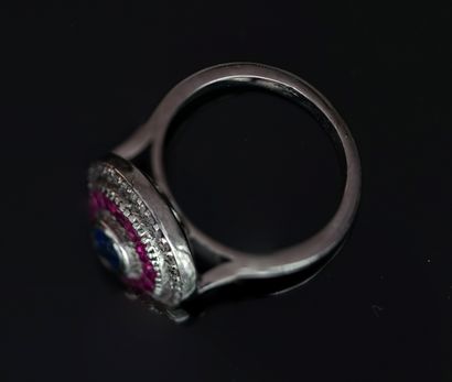 BAGUE en argent 925/°° à plateau rond serti...