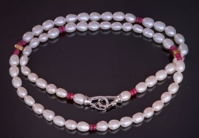 NECKLACE made of freshwater pearls interspersed...