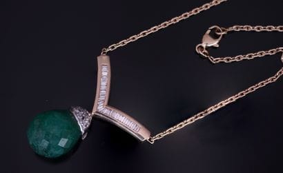 COLLIER en or jaune 18k (750/°°) centré d'un...