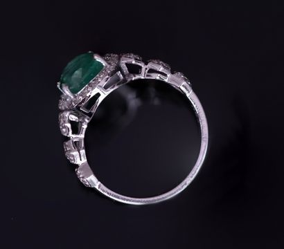 BAGUE en or gris 18k (750/°°) centrée d'une...