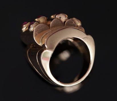 BAGUE en or jaune 18k (750/°°) de forme géométrique,...