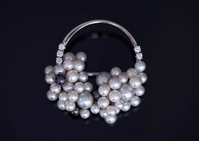 Round 18k (750/°°) white gold brooch with...