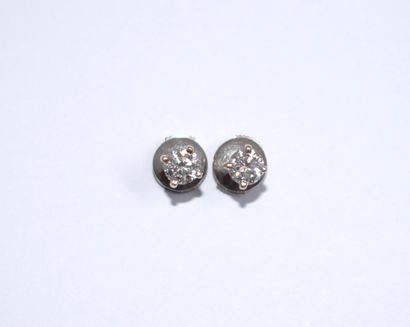 PAIRE DE CLOUS D’OREILLES en or blanc 18K...