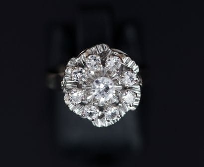 BAGUE or blanc 18k forme de fleur serties...