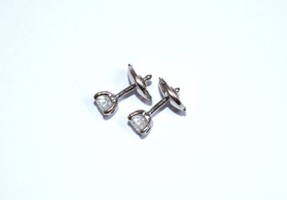 PAIRE DE CLOUS D’OREILLES en or blanc 18K...