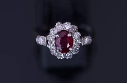RING in 18K (750/°°) white gold, centered...
