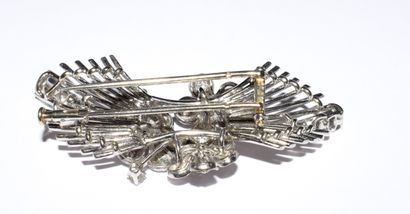 BROCHE de revers en or blanc 18k (750/°°),...
