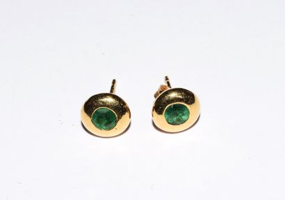 PAIRE DE CLOUS D'OREILLES en or jaune 18k...