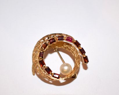 18K (750/°°) yellow gold swirl brooch centered...