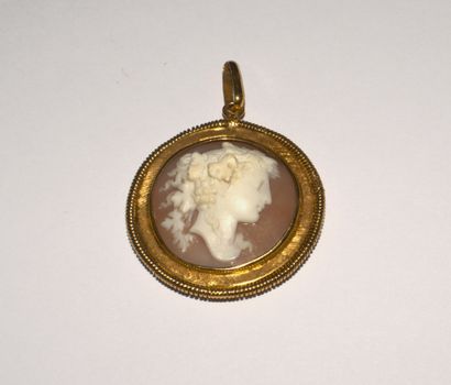 18K (750/°°) yellow gold pendant featuring...