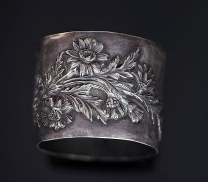 Silver napkin ring decorated with a bouquet...