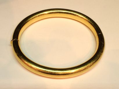 JONC en or jaune 18K (750/°°), ovale, ouvrant....