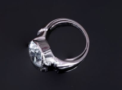 BAGUE en or gris rodhié 18K (750/°°) centrée...