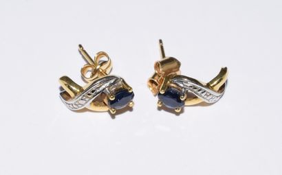 PAIRE DE CLOUS D’OREILLES en or jaune 18K...