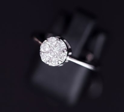 BAGUE en or gris 18K (750/°°) centrée d'une...
