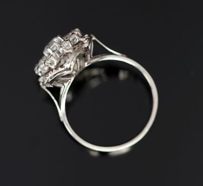 BAGUE or blanc 18k forme de fleur serties...