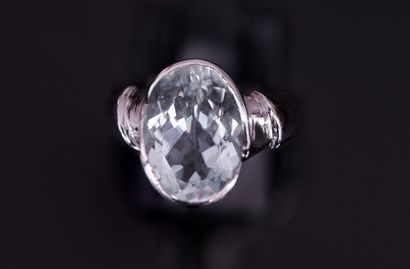 BAGUE en or gris rodhié 18K (750/°°) centrée...