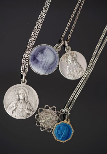 ENSEMBLE de 3 chaines en argent retenant...