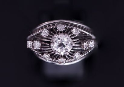 BAGUE en fils de platine formant un dôme...