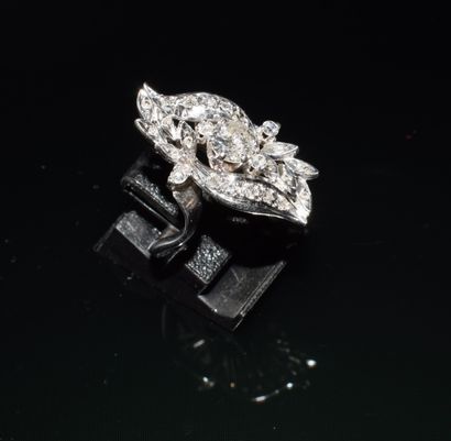 BAGUE en or blanc 18K (750/°°) marquise à...