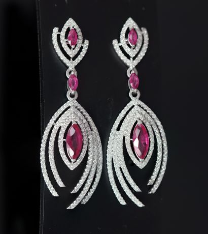 PAIRE DE PENDANTS D'OREILLES en or gris 18k...