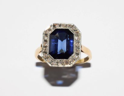 RING in 18K gold (750/°°) set with an octagonal...