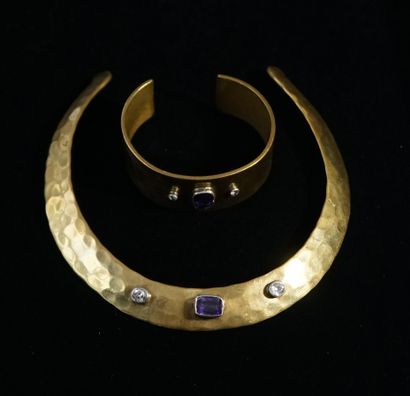 VINTAGE - A set in hammered metal in two...