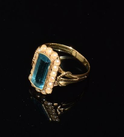 RING in 18K (750/°°) gold, set with a rectangular...