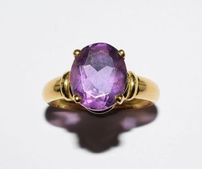 BAGUE en or jaune 18K (750/°°) ornée d’une...