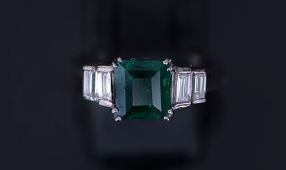 BAGUE en or gris 18K (750/°°) centrée d'une...