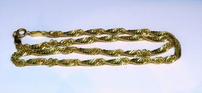 COLLIER en or jaune 18K (750/°°) maille Singapour....
