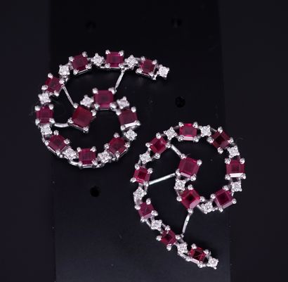PAIRE DE BOUCLES D'OREILLES en or gris 18K...