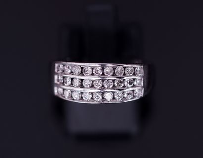 RING in 18k (750/°°) white gold set on top...