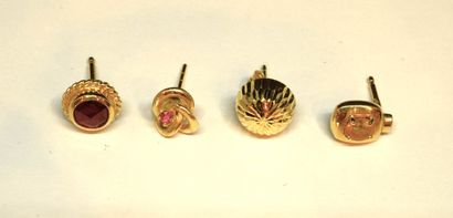 LOT of 4 earrings in 18K yellow gold (750/°°)....