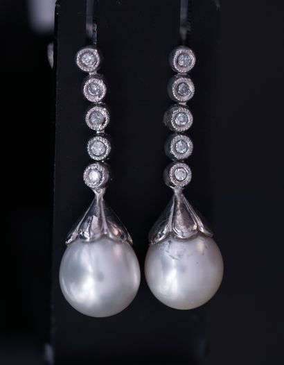 PAIR OF EARRINGS in 18k (750/°°) white gold...