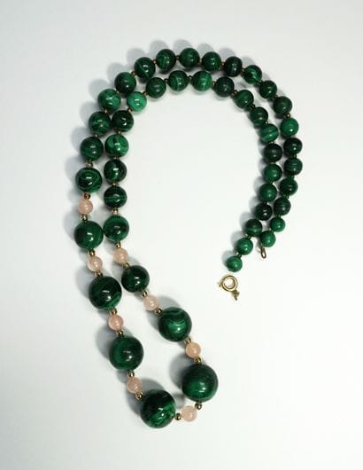SAUTOIR in fall of balls of malachite interspersed...
