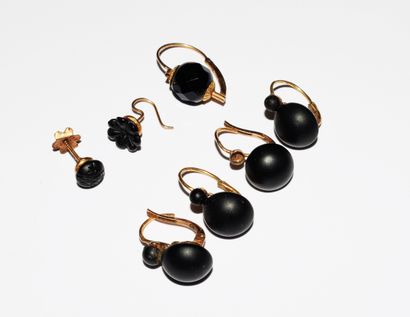 SET of mourning EARRINGS, set in 18K (750/°°)...