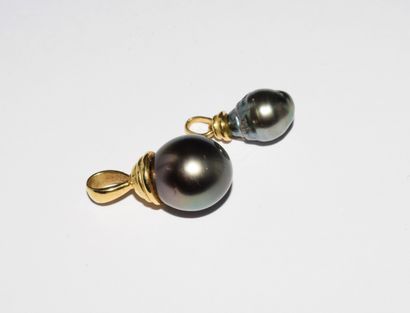 SET of 2 PENDANTS in 18K yellow gold (750/°°)...