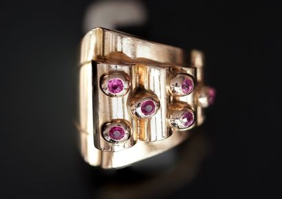 BAGUE en or jaune 18k (750/°°) de forme géométrique,...