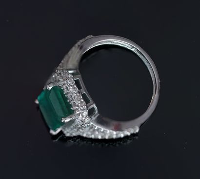 BAGUE en or gris 18k (750/°°) centrée d'une...